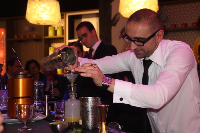Christopher Gaglione, improvise un cocktail en accord gustatif avec les tapas du chef André Chang.