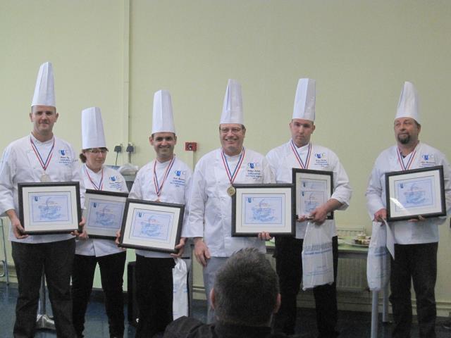 Les 6 candidats de l'édition 2012 Nord Picardie Normandie dont le vainqueur Philippe Mahieu (au centre).