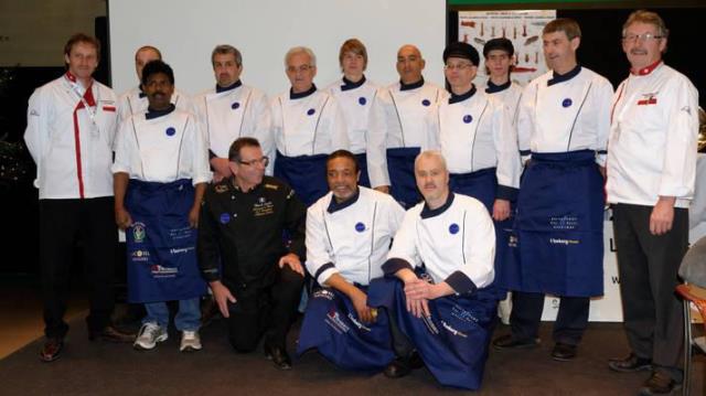 Les 12 candidats participants au 3e Championnat de Suisse des Ecaillers, en compagnie de Marcel Lesoille.