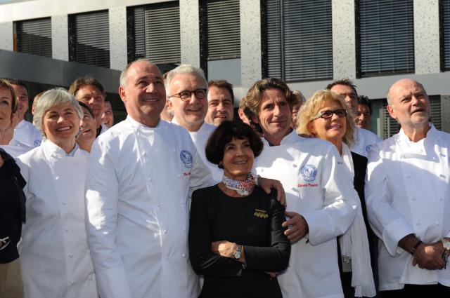 De gauche à droite : Nadia Santini, Marc Haeberlin, Alain Ducasse, Michel Sarran, Patricia Zizza, Gérald Passédat, Maryse et Michel Trama.