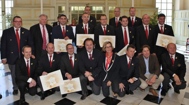 Les nouveaux Maîtres sommeliers très entourés après la remise de leur diplôme et de la grappe dorée.