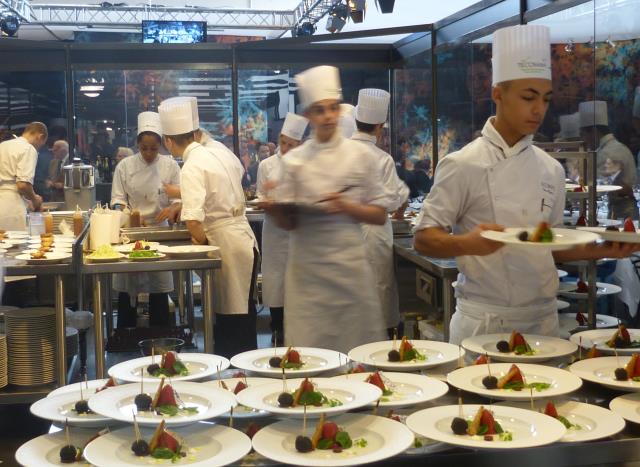 Les élèves de Tecomah en action avant le début du service.