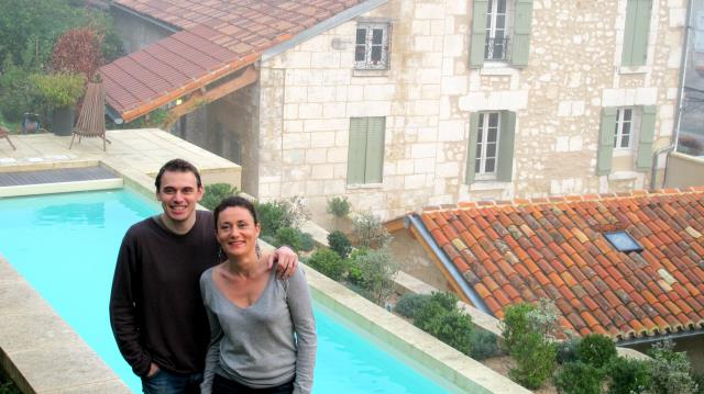 Christophe et Florence Dupuy, heureux dans leur jardin :  un hôtel restaurant 3 étoiles de 7 chambres étagés sur trois niveaux à flanc de collines