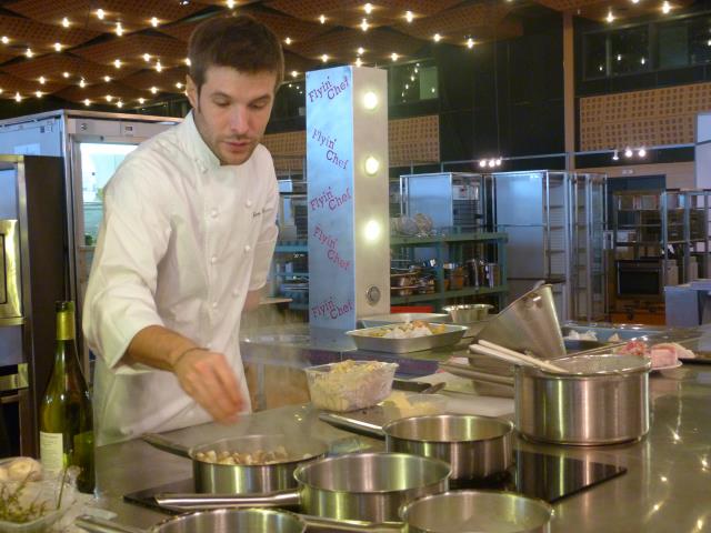 Grégory Cuilleron, participant à la 1ère émission de Top Chef et ambassadeur de l'Agefiph, a fait une démonstration de cuisine au pôle alimentation le 25 novembre 2012.