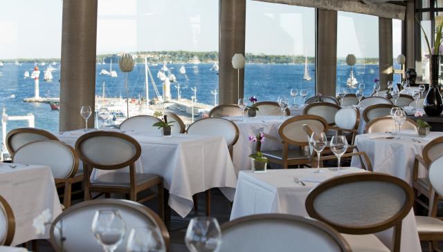 Le 360°, le restaurant du Radisson Blu 1835, propose une vue sans équivalent sur le port de Cannes.