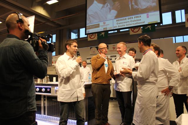 Jacques Marcon, président du jury, l'animateur Eric Roux et les chefs de l'association Générations Cuisines & Cultures remercient leur président Laurent Trochain.