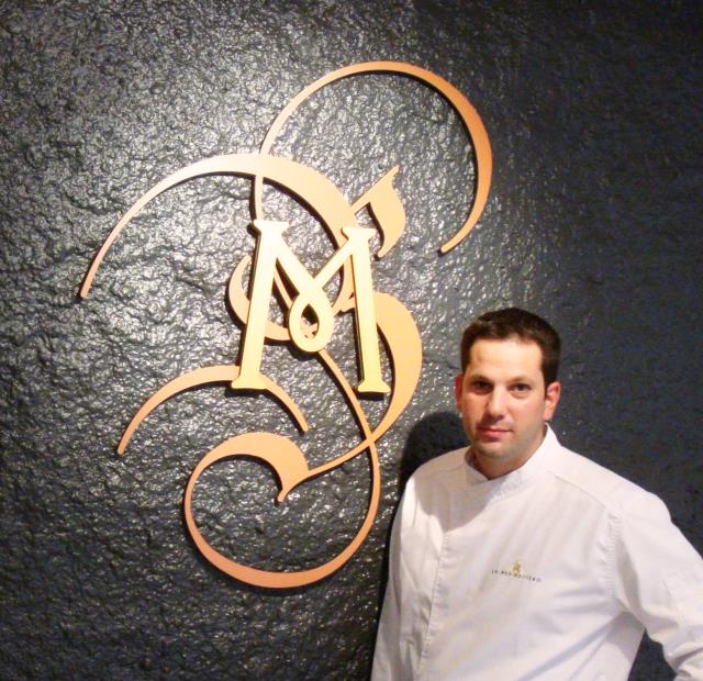 Nicolas Bottero et le logo tout en courbes de sa (très) bonne table