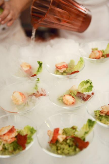 Homard sur une salade croquante de légumes et pamplemousse, rehaussé au basilic.