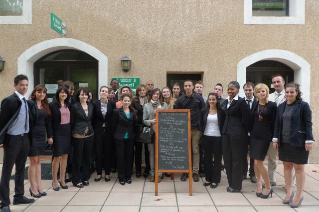 Syvlie Maureau (au centre) et Patrice Pilati (responsable école/entreprises) , à droite, avec les élèves de BTS 2ème année