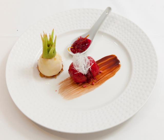 Le dessert de Miguel Quezada autour de l'ananas, de la betterave, et du chocolat.