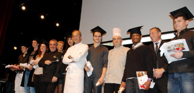 Au terme de sa démonstration, le chef Michel Portos (au centre) a remis leurs précieux diplôme et toque aux majors de la promotion 2012 de l'EHP : de gauche à droite J. Chabanas, CAP Café Brasserie, M. Plumain, CAP cuisine, N. Machet, Bac Techno, V. de On
