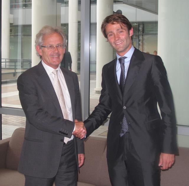 Jean-Michel Texier, président du groupe Frères Blanc et Stanislas Dewynter, président de SDW Services, ont signé le protocole de cession.