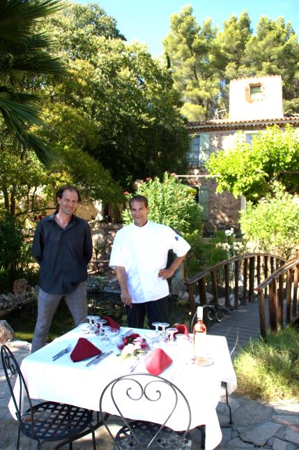 Guillaume Astesiano, gérant de l'établissement, et Lionel Desbrosses, chef à l'Auberge de la Tuilière, à Carnoules.