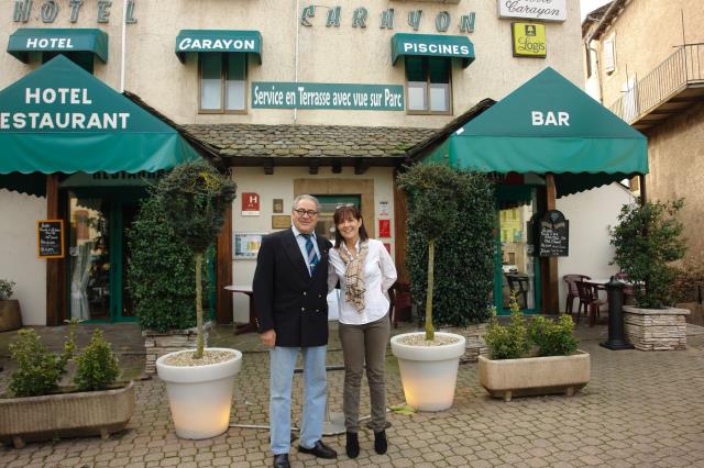 Pierre Carayon et Christine Marti, la 4e et la 5e génération devant la façade de l'Hôtel Carayon.