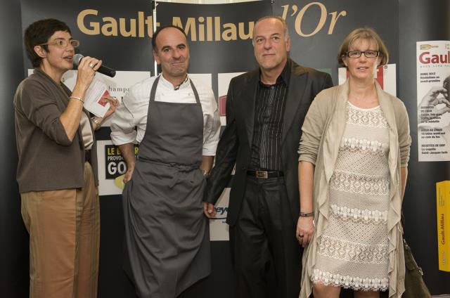 patricia Alexandre a remis le Gault&Millau d'Or Bretagne à David et Christine Etcheverry ici accompangés de Jean-Paul Abadie