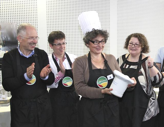De gauche à droite : Jacques Chibois, la proviseure du Lycée Nadège Vergnaud, Marie-Hélène Restoin, le vainqueur du concours et Anne-Marie Muia