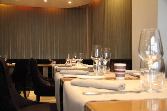 Une salle sobre et chic accueillant jusqu'à 60 convives.