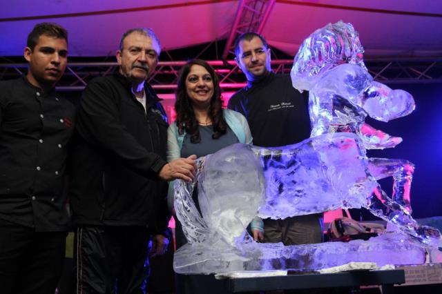 Pour f^ter les 20 ans du Centhor, Didier Stephan, MOF, a réalisé une sculpture sur glace. Ici aux côtés de Raziah Locate, directrice du Centhor