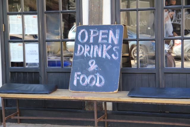 Désormais, ce n'est plus le menu que les restaurateurs affichent sur les ardoises, mais s'ils disposent de boissons et/ou de nourriture.