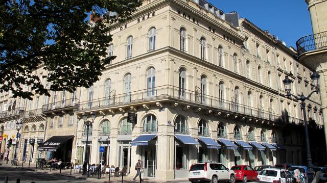 Dans le Triangle d'Or de Bordeaux, emplacement royal avec des chambres donnant sur les allées de Tourny ou sur la discrète rue de Sèze qui a donné son nom au 4 étoiles