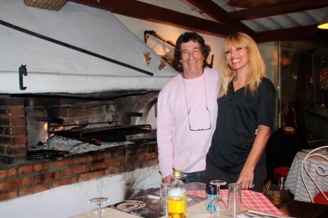 Jean-Pierre Ugo et Sandrine Badieu, propriétaires de La Ramade, ont fait de la cuisine au feu de bois leur spécialité