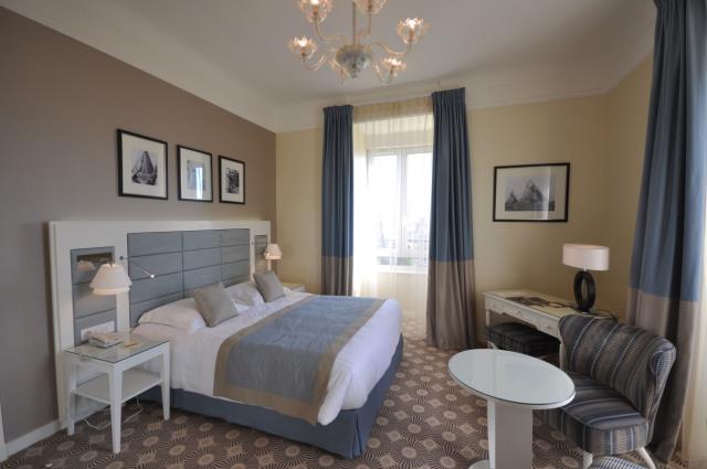La chambre voile du Westminster Hotel & Spa, se décline dans une gamme chromatique de bleu, avec des teintes sable, entre sable mouillé et sable clair pour recréer l'atmosphère marine du Touquet.