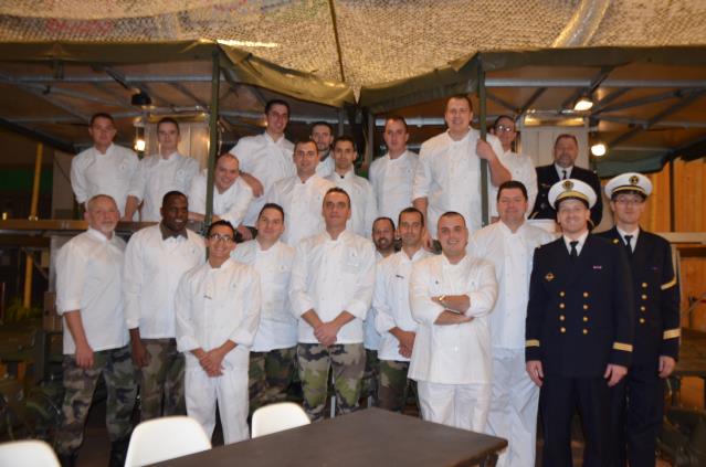 Au 1er rang, à g l'adjudant chef Fabrice Rigaux, pilote des ateliers culinaires, au centre l'adjudant chef Cossard, instructeur sur cet Etrac, à d le lieutenant de vaisseau Franck Pellerin et maître (R) Olivier Vesco.