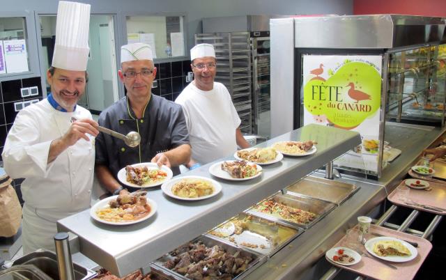 Lycée Pape Clément :  ( 1er à gauche)Philippe Gaudou, chef de cuisine du restaurant Les Tamaris à Andernos ravi de rejoindre  Roger Gancedo  ( au centre)le chef des cuisines du lycée  pessacais pour la Fête de la Gastronomie