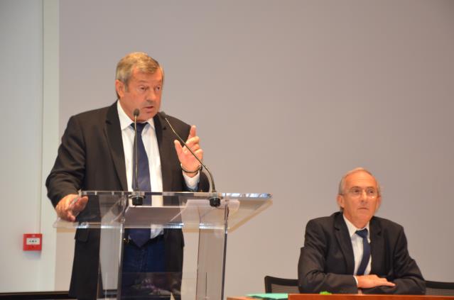 Roland Héguy au micro face aux présidents de départements : l'année 2013 sera compliquée. A ses côtés en tribune le vice-président de l'Umih, Hervé Bécam.