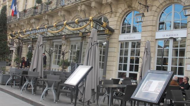 Place de la Comédie, face au grand Theâtre le Bordeaux, la brasserie du Grand Hôtel, renoue avec les fondamentaux. Tandis que l'offre snaking a migré à l'Orangerie, le jardin d'hiver du 5 étoiles