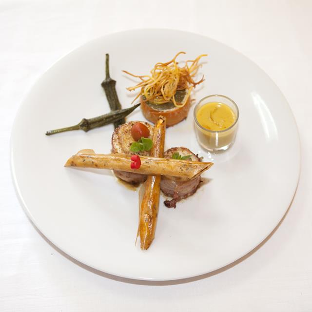 Le plat de Jimmy Bibrac, vainqueur de la catégorie professionnelle : filet de Loup Caraïbes aux ouassous pochés, trilogie de légumes pays