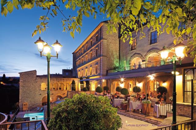 À Aix-en-Provence, le Grand Hôtel Roi René, 134 chambres classées 4 étoiles, appartient à la collection MGallery.