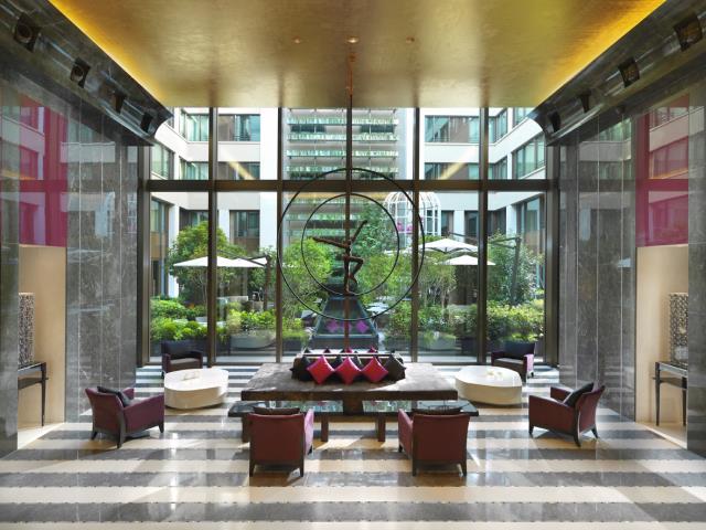 Le lobby du Mandarin Oriental, dont Jean-Michel Wilmotte a gommé tout ce qui pourrait rappeler que le lieu fut autrefois une banque.