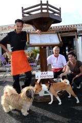 rencontre au Bar à Toutous entre un lhassa apso et un Basenji, ceux-ci entourés de l'équipe de la...