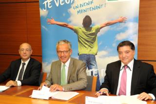 Lors de la signature à gauche Gérard Cabon, Frank Bellion et Georges Garkouchevsky.