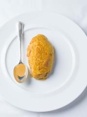 Soufflé de quenelle de brochet avec sa crème de homard.