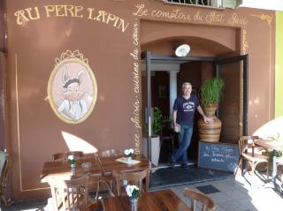 Avec son nouveau comptoir, il gagne une nouvelle clientèle et élargit son offre.