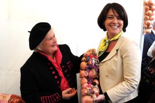 dès son arrivée sur le site, la ministre sylvia Pinel, s'est vu offrir les fameux oignons rosés de...