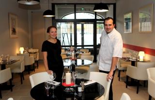 Jennifer et Julien débutent une nouvelle vie professionnelle dans un restaurant qui ne manque pas...