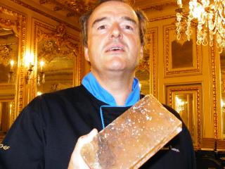 Aimé Barroyer avec la « pierre de sel » portugaise, devenue partie intégrante de sa cuisine