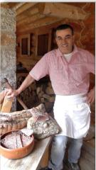 Marco fait bénéficier ses clients de son savoir-faire d'artisan boucher.