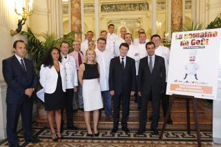 Chritian Estrosi, député-maire de Nice entouré des chefs et des responsables des cantines scolaires