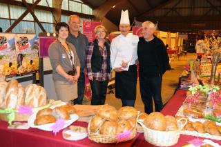 Gérard Bosher en compagnie des organisateurs de L'école de la Gourmandise, sur le stand histoire de...