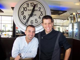Maxime Lavorel et le chef Flavien Galbit devant l'Horloge géante, objet emblématique du restaurant.