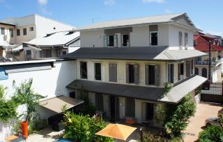 Les douze chambres donnent sur une piscine et un jardin tropical.