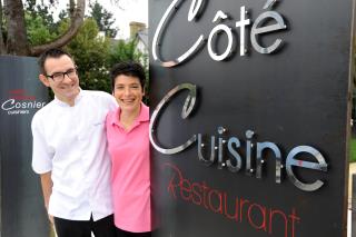 Laëtitia et Stéphane Cosnier, à l'entrée de leur restaurant.