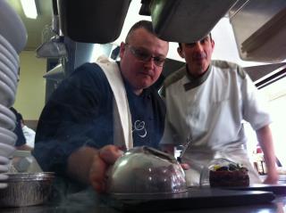 Ludovic Dumont, Masterchef 2012, au passe avec le chef du Virgin Café de Marseille, Guillaume...