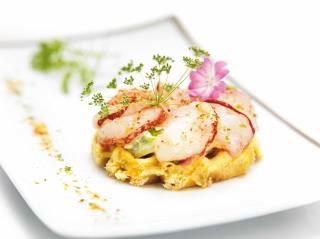 Recette : carpaccio de homard bleu et gaufre au corail de homard