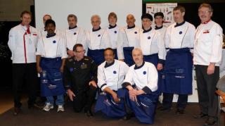 Les 12 candidats participants au 3e Championnat de Suisse des Ecaillers, en compagnie de Marcel...
