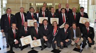 Les nouveaux Maîtres sommeliers très entourés après la remise de leur diplôme et de la grappe...